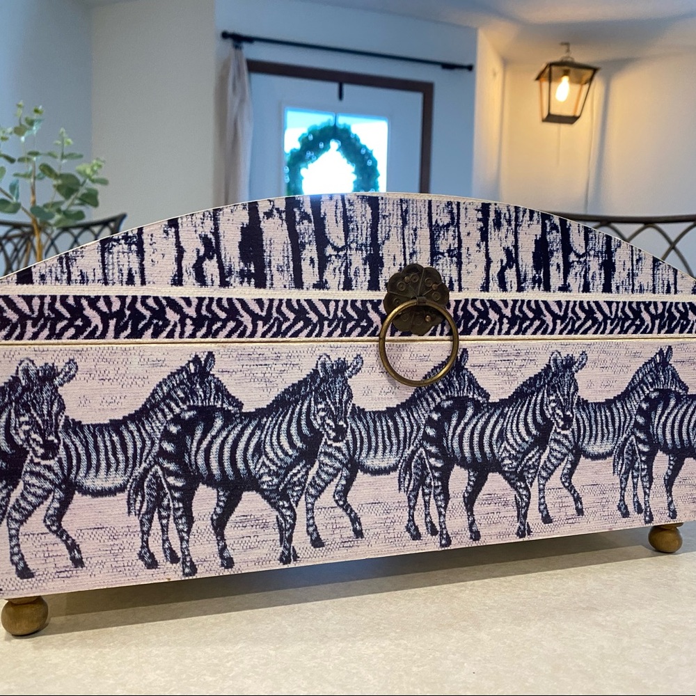 Wooden box (zebra)
